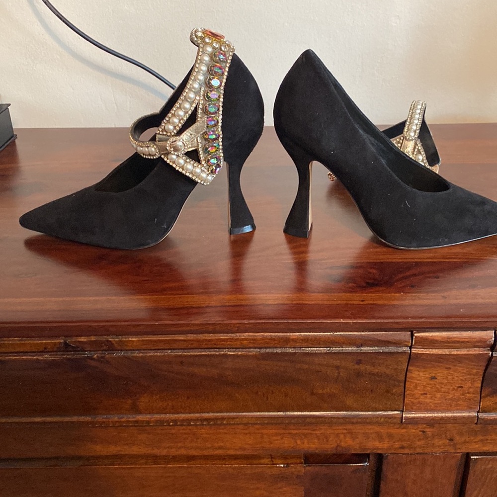 Fabulous black suede pumps. NWOT , never worn. Stunning detachable jeweled cuff. - Picture 6 of 8